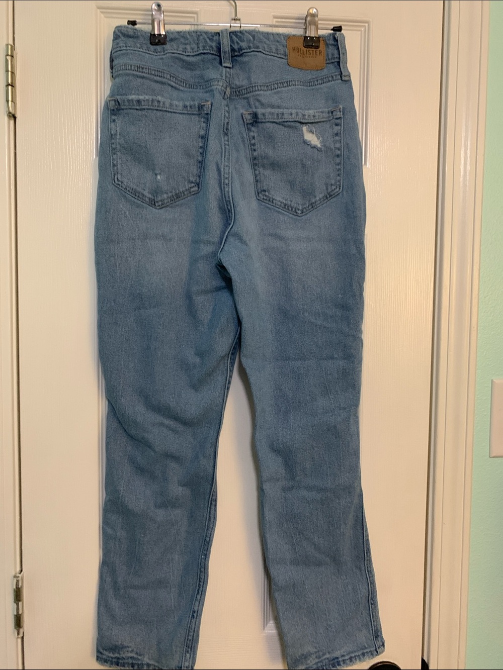 Hollister curvy Ultra High Rise Mom Jean light wash distressed Size 26 R - Picture 4 of 6